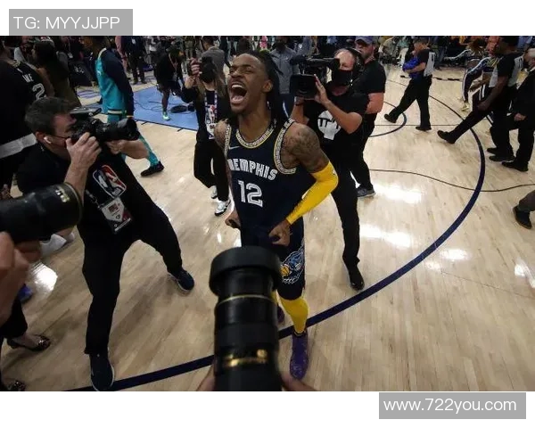 猛龙与勇士激战正酣1月14日精彩对决引发球迷热议 猛龙与勇士激战正酣1月14日精彩对决引发球迷热议